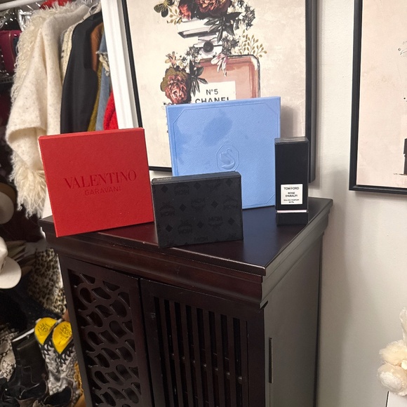 Four empty boxes. - Picture 1 of 1